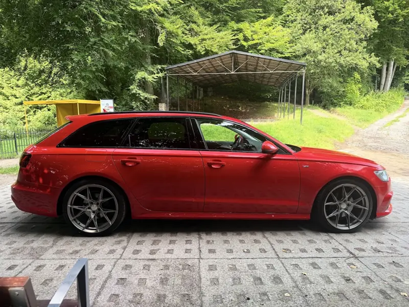 Czerwone Audi kombi, widok z boku