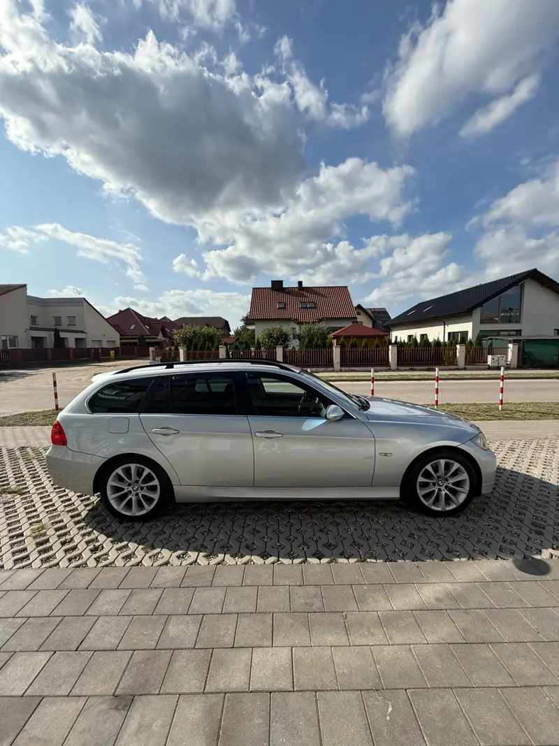 Srebrne BMW kombi, widok z boku