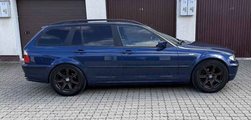 Granatowe BMW kombi, widok z boku