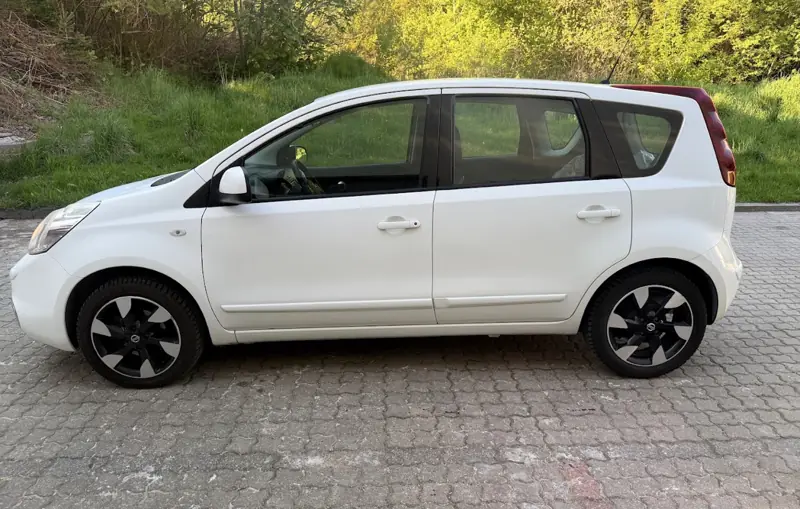 Biały Nissan, widok z boku