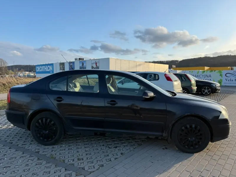 Ciemna Škoda, widok z boku
